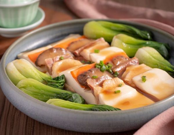 Steamed Yunnan ham, chicken with mushroom and tofu
