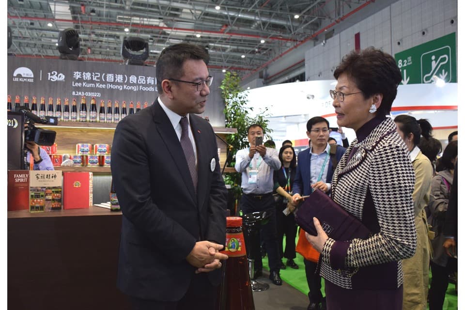 香港特別行政區行政長官林鄭月娥女士蒞臨李錦記展位參觀