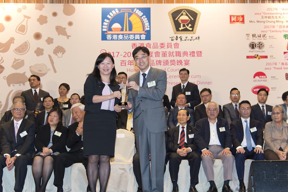 Dr. Ko Wing Man, BBS, JP, Secretary for Food and Health presented the “Food Innovation Award” to Ms. Linda Ho, Executive Vice 