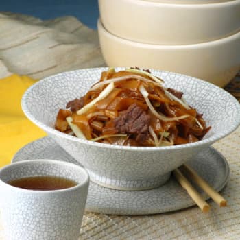 HK_recipe_350_Stir-fried Rice Noodles with Dark Soy Sauce