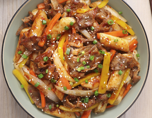 HK_recipe_600_Sauted Korean Rice Cake with Sliced Fatty Marble Beef and Carrot in Spicy Sauce